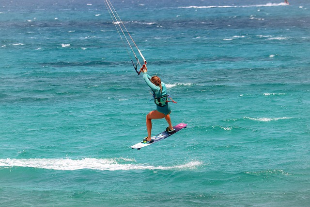 Hvilket kitesurfing kursus passer til dig? Sammenlign kursustyperne her
